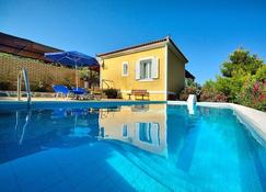 Mouzakis Villas - Samos - Pool