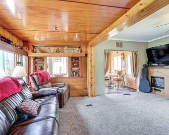 Fish, Tube & Unwind: Muskegon River Family Retreat - Evart - Living room