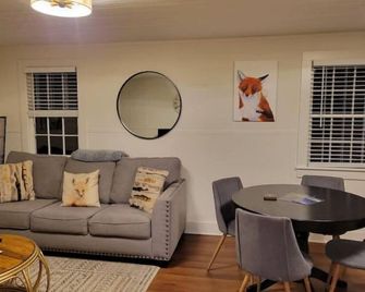 Sly Fox Cottage - Aiken - Living room