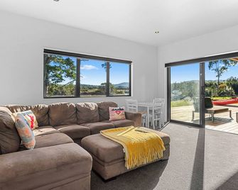 Large Waterfront Mangawhai Holiday Home Enjoy the Beaches - Mangawhai - Living room