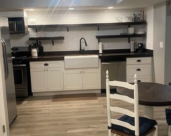 Farmhouse Charm at The Yellow Rose - Cumming - Cozinha