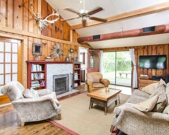 Waterfront Cabin With Spectacular Sunsets Overlooking The Chesapeake Bay - North East - Living room