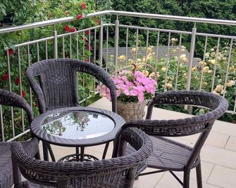 Przytulny Apartament z Parkingiem na przedmieściach Wrocławia by Noclegi Renters - 비엘라니브로츨라프스키 - 발코니