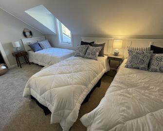 Updated 5 Bedroom Walloon Lake Village Home! Walk to Walloon Lake! - Walloon Lake - Bedroom