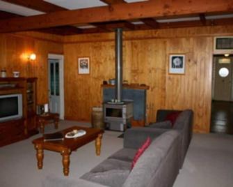 Connor House - self contained accommodation - Stanthorpe - Obývací pokoj