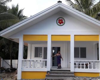 Absolute Beachfront self-contained 2-BR Cottage with breathtaking views. - Hamtic - Edificio