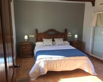 Hostal Rural La Casa Verde - Cheles - Bedroom