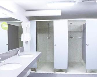 Hola Hostal Eixample - Barcelona - Bathroom