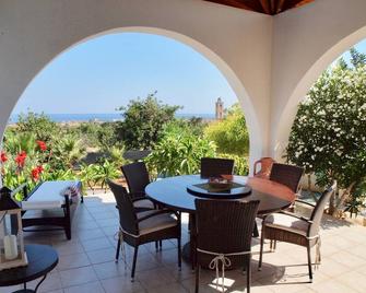Comfortable bed and breakfast in Northern Cyprus - Kumyali - Patio