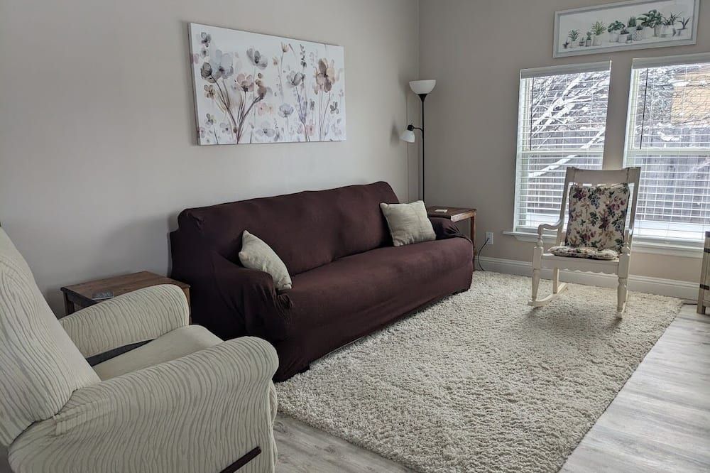 Cheerful 2 bedroom 2 bath home in Sheridan. - Sheridan - Living room