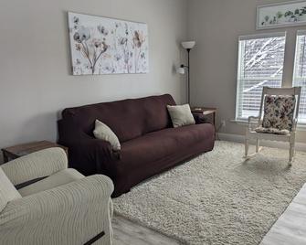 Cheerful 2 bedroom 2 bath home in Sheridan. - Sheridan - Living room