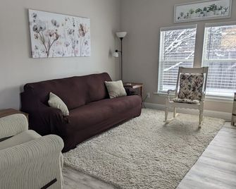 Cheerful 2 bedroom 2 bath home in Sheridan. - Sheridan - Living room