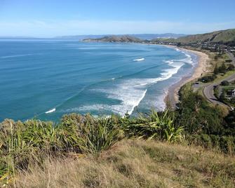 Lobbsters Lodgings - Gisborne - Beach