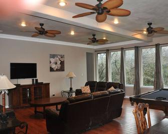 Large River Home with private pool, basketball court, private, pool table - McQueeney - Living room