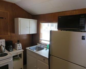 Woodland Cedars Family Cottage Resort - Wasaga Beach - Kitchen