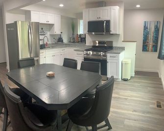 Broadway Charmer, 3 minutes from Downtown and just 13 minutes from the Airport. - Spokane - Kitchen