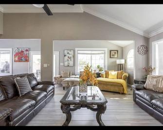 Heart of LA Large single level pool BBQ home - Chino Hills - Living room