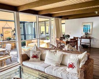 Portsea - Bay Views Secluded Homely Property:2 Minutes Walk Portsea Hotel Beach - Portsea - Living room
