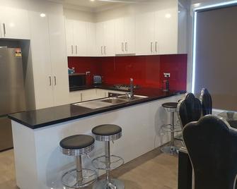 stone throw from Laverton station unit 2. - Altona Meadows - Kitchen