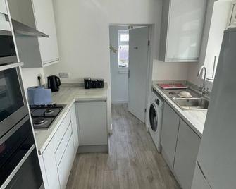 Amazing House Manchester - Manchester - Kitchen