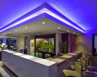 Holiday Inn Express Harlow By IHG - Harlow - Bar