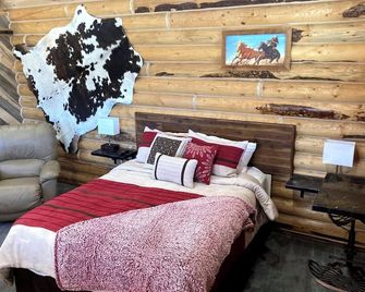 Cozy cabin with WiFi and AC in serene Fairview - Fairview - Bedroom