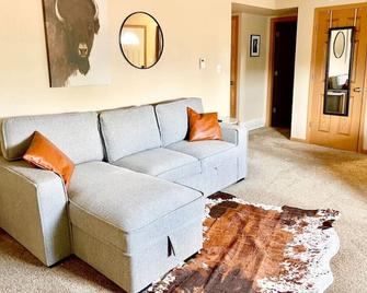 Spacious 2 Bdrm/Sleeps 6 - Laramie - Living room