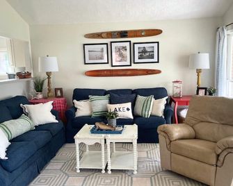 Private Boat Ramp | Large Dock | 2 Ensuite Baths - Cordele - Вітальня