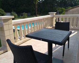 Maison 4 étoiles et Studio 3 étoiles indépendants avec piscine - L'Isle-sur-la-Sorgue - Balcon