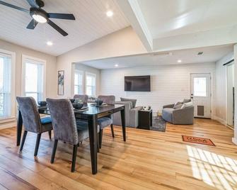 Amazing New Oasis ,Hot Tub,Tvs in Rooms,Downtown - Austin - Sala de jantar