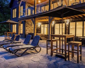 Buckhorn Blue-Waterfront Luxury Cottage-5 bdrm-HotTub,Sauna,Rec Room, Beach Area - Buckhorn - Patio