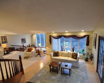 Charming Vermont Home on 7 Acres w/Hot Tub, Pond, Bonfire Pit & 3 Fireplaces! - Dorset - Obývací pokoj