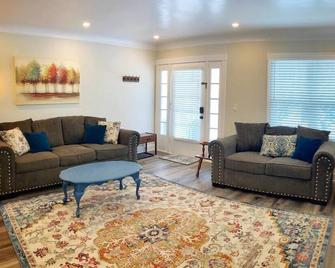 Centrally located, family and furry friendly fun! - Yakima - Living room