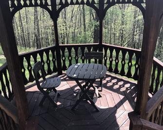 The Premier Destination in New Philadelphia - Deerwood Cabin - 5 Bedrooms - New Philadelphia - Balcony