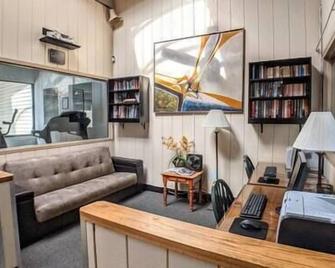 Cute Lower Level Cedar Lodge Room with Balcony & Lake Views! - Laconia - Wohnzimmer