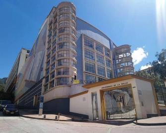 Aqui Me Quedo Here I Stay - Bogotá - Edificio