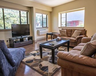 Selkirk Snug by Revelstoke Vacations - Revelstoke - Living room