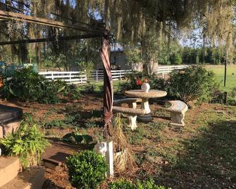 Kokomo Farms Tiny Eco/Artists Cabin off grid - Live Oak - Патіо