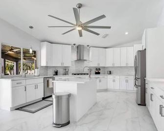 Luxury 6 000 sqft Oasis- Pool Sleeps 16 - Fort Myers - Keuken
