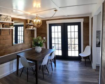 Private Oasis! Country quiet and City close - Brighton - Dining room