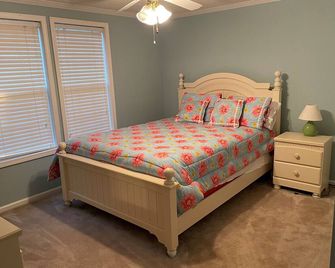 Lakefront, Private Dock, Quiet Cove- Lake Gaston- New Rental as of 2024 - La Crosse - Bedroom