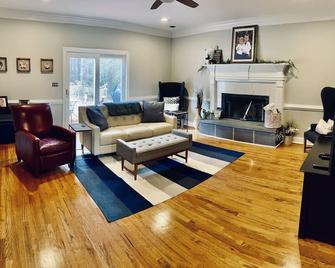 Great Masters Rental. Very private! 15 minutes to Augusta National. With pool. - Evans - Living room