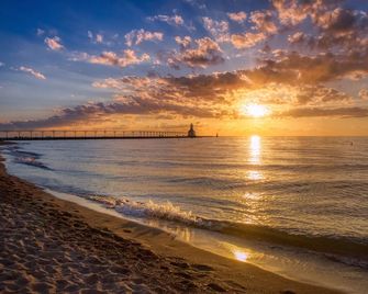 Close to Beach, Hot Tub, Pet Friendly, Firepit - Michigan City - Beach