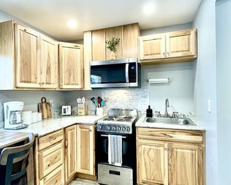 Moonlight Cottage | Mckinney Lake Cottages | One Bedroom | One Bath - Grand Rapids - Кухня
