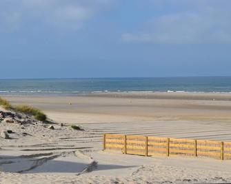 Stunning home in Wimille with kitchen - Wimille - Beach