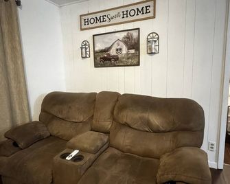 Proctor Lake Country Cottage - Dublin - Living room