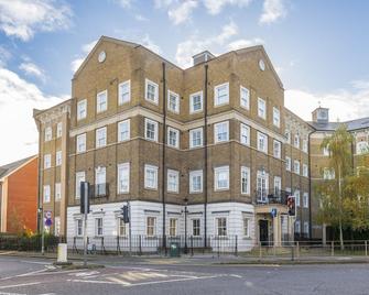 Sapphire Serviced Apartment - Chelmsford - Building