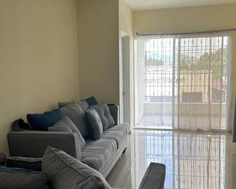 Este alojamiento es hermoso, como, rodeado de montañas, hermosos árboles - Miches - Living room