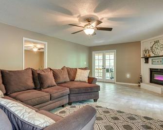 Peaceful Lucedale Hideaway on Private Acerage! - Lucedale - Sala de estar