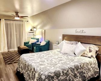 Cabin 16 New! Luxury W/ Kitchen - Glenwood Springs - Bedroom